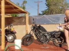 Bikinke, Prstni, Samozadovoljevanje, Zunaj