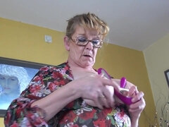 Culo grande, Penetracion con dedos, Penetracion con puños, Gafas, Abuelita, Masturbación, Medias largas, Juguetes