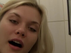 Blond, Pijpbeurt, Sperma in mond, Masturbatie, Buiten, Openbaar, Mager, Toilet