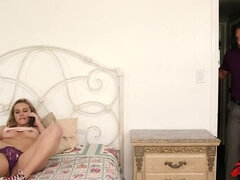 Kinderoppas, Blond, Pijpbeurt, Likken, Masturbatie, Kut duiken, Geschoren, Tiener