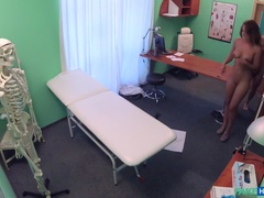 Avsugning, Doktor, Doggystyle, Fingering, Handjobb, Slick, Sjuksköterska, Fitta