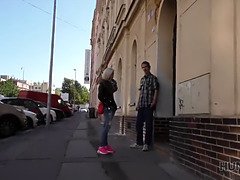Hunt4k. une magnifique fille aime le sexe eating cock et la chatte pour de l'argent