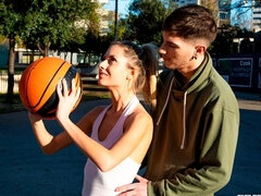 Blondine, Pik sutte, Hundestilling, Give finger, Kysse, Mager, Sport, Teenager