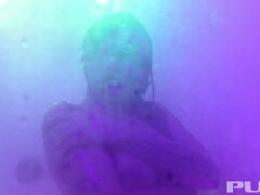 Curvy sex kitten washes off her amazing ass