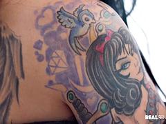 Baben, Avsugning, Sperma shot, Slick, Tatuering