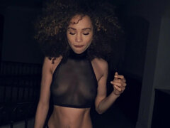 Musta, Suihinotto, Korkokengät, Luonnolliset tissit, Nännit, Pillu, Tangat, Märkä