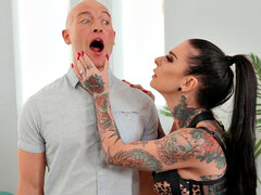 Velike joške, Fafanje, Dekle drka tiča, Poljubljanje, Spodnje perilo, Milf, Obrito, Tetovaže