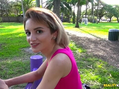 Kuřba, Brunetka, Auto, Na obličej, Masturbace, Drobounká