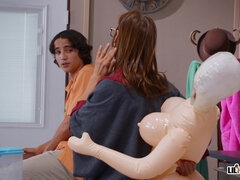 Gros seins, Sucer une bite, Brunette brune, Branlette thaïlandaise, Cuisine, Léchez, Cheveux courts, Maigrichonne