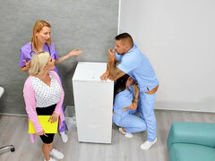 18 летние, Большой член, Член, Доктор, Медсестра, В офисе, Тату, Униформа