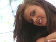 Kisbaba, Gesztenyebarna, Erotikus, Természetes mellek, Szabadban, Egyedül, Tini