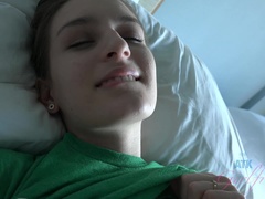 ブロンド, 足コキ, 彼女, 手コキする, パンティ, オマンコ, 剃毛, 睡眠