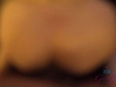 Sucer une bite, Éjaculation interne, Branlette thaïlandaise, Jeans, Petite femme, Rasée, Maigrichonne, Dénudage