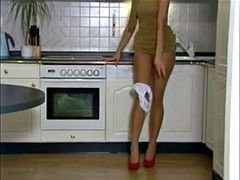 Jennifer Anniston look-alike shows off in nylons