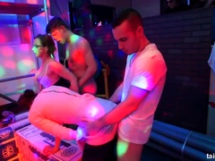 Blondinka, Grupni, Hardcore, Lezbijke, Samozadovoljevanje, Dve ženski in moški, Rdečelaska, Mokra