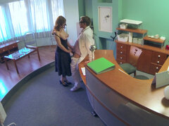 Leie, Grosse titten, Braunhaarige, Arzt, Fingern, Handjob, Lecken, Büro