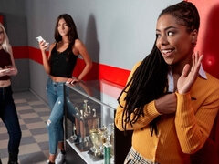 Noire, Sucer une bite, Brunette brune, En levrette, Branlette thaïlandaise, Élève, Maigrichonne, Nénés