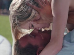 Hondjeshouding, Zoenen, Likken, Natuurlijke tieten, Buiten, Geschoren, Tiener, Tieten likken