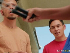 Velký zadek, Brunetka, Pár, Šaty, Španělské, Nevlastní máma, Tetování, Manželka