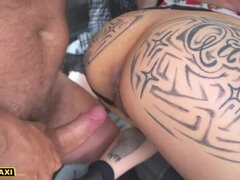 Brunett, Sperma shot, Långt ner i halsen, Orgasm, Pov, Offentlig, Verklighet, Tatuering