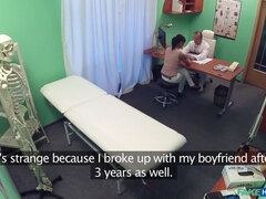 Stora tuttar, Avsugning, Doktor, Doggystyle, Fingering, Kontor, Uniform, Voyeur