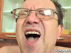 Babe, Stor pik, Brunette, Hårdt, Slikning, Teenager, Trekant, Bryster