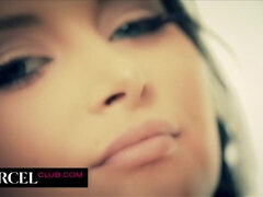 Kuřba, Brunetka, Prsnatá, Gangbang, Prirodzené prsia, Orgie, Pička, Stockings