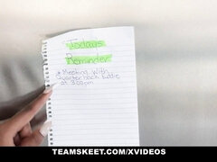 Brunette brune, En levrette, Fille latino, Seins naturels, Se déshabiller, Dénudage, Adolescente, Nénés