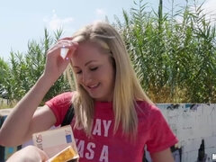 Blondína, Kuřba, Peniaze, Vonku, Z pohľadu účastníka, Na verejnosti