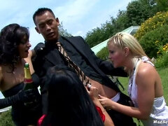 Vestidas, Corridas, Lesbiana, Orgía, Al aire libre, Fiesta, Satén, Intercambio de parejas